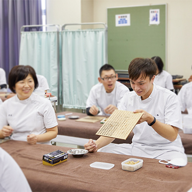 大阪行岡医療専門学校長柄校