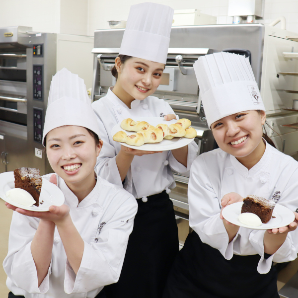 ＜パティシエ・ブーランジェ学科＞
技術力のＯＢＣでプロの技に挑戦！／専門学校 岡山ビジネスカレッジ