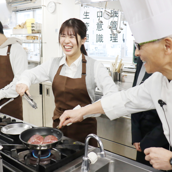 ＜調理師養成学科＞
プロの技術を学んで本格メニューに挑戦しよう!!／専門学校 岡山ビジネスカレッジ