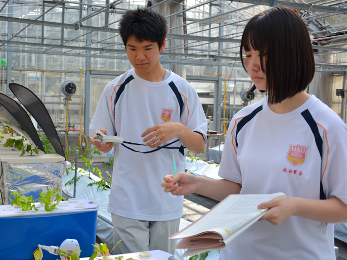 青森県　名久井農業高校　環境システム科「FLORA　HUNTERS」のみなさん1