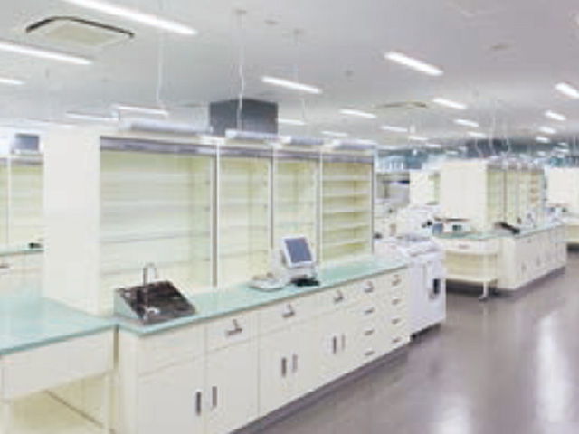 【調剤実習室(中野キャンパス)】処方せんに基づく散剤、水剤、軟膏の混合などについて学びます。