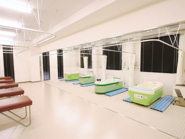 【小倉南区キャンパス】水治療法室。臨床で多く使用されている水の特性を活用した水治療に必要な機器を複数台揃え、安全かつ効果的な方法を指導しています。