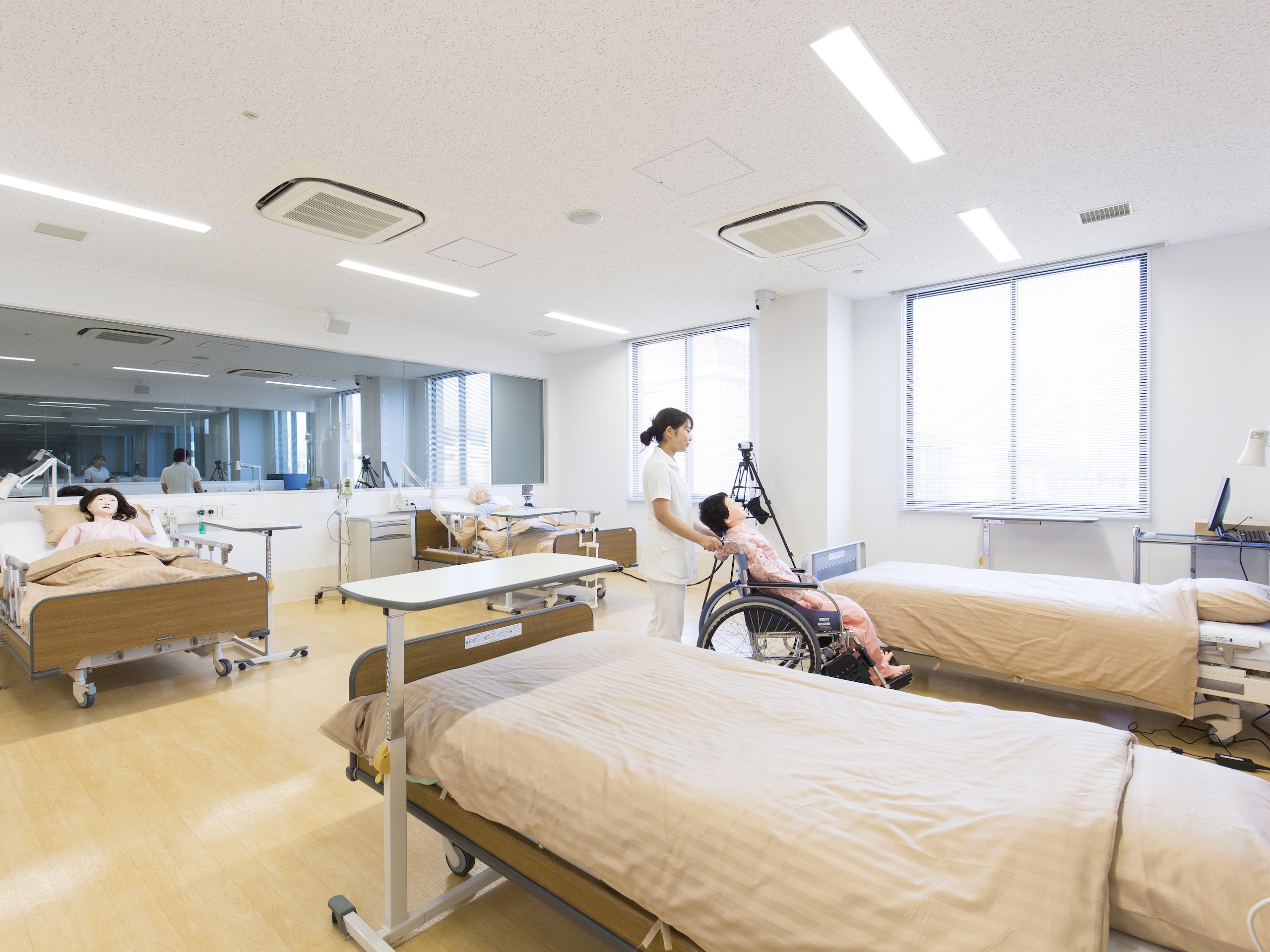 ４床室シミュレーションルーム。日常生活に必要なこと（清拭・起こす・車椅子に乗せる・カテーテルなど）を練習できます。