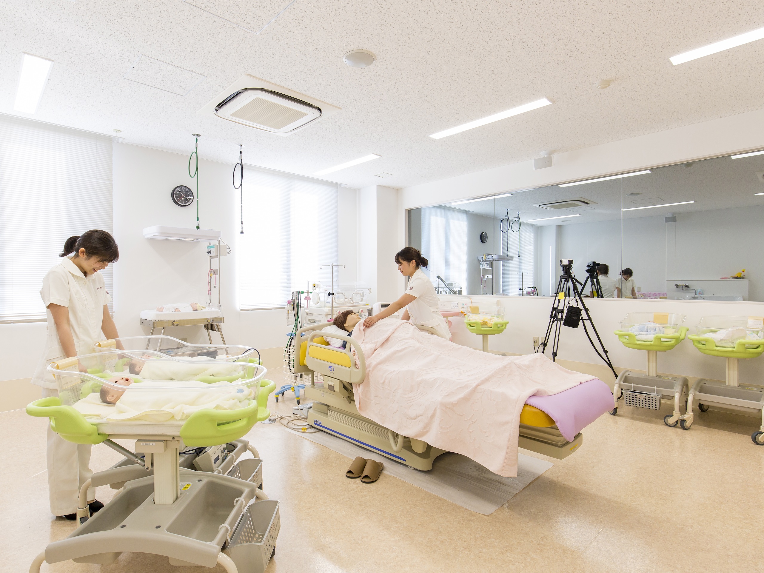 周産期シミュレーションルーム。シミュレーター、マネキンを使用し、母体の中にいる胎児の状態や出産時の適切な心音などを確認することが可能です。