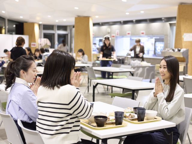 【学生寮】キャンパス内にある学生寮は8名1ユニットのシェアハウス形式。全室1人部屋で通年滞在が可能です。