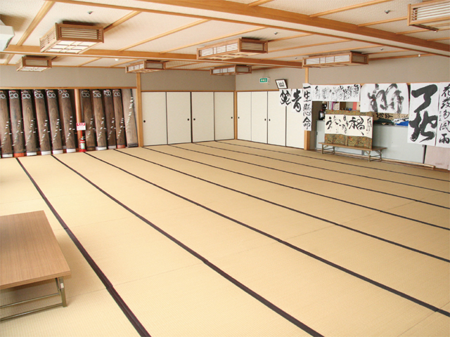 礼法室。純真独自のプログラムとして、茶道や礼法を通して所作やふるまいを学びます。