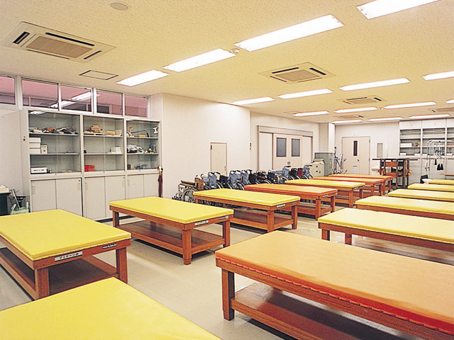 【小倉南区キャンパス】身体障害実習室。筋力測定や関節可動域測定などを行うことで身体障害の程度を評価する、その具体的な手法について詳しく学びます。