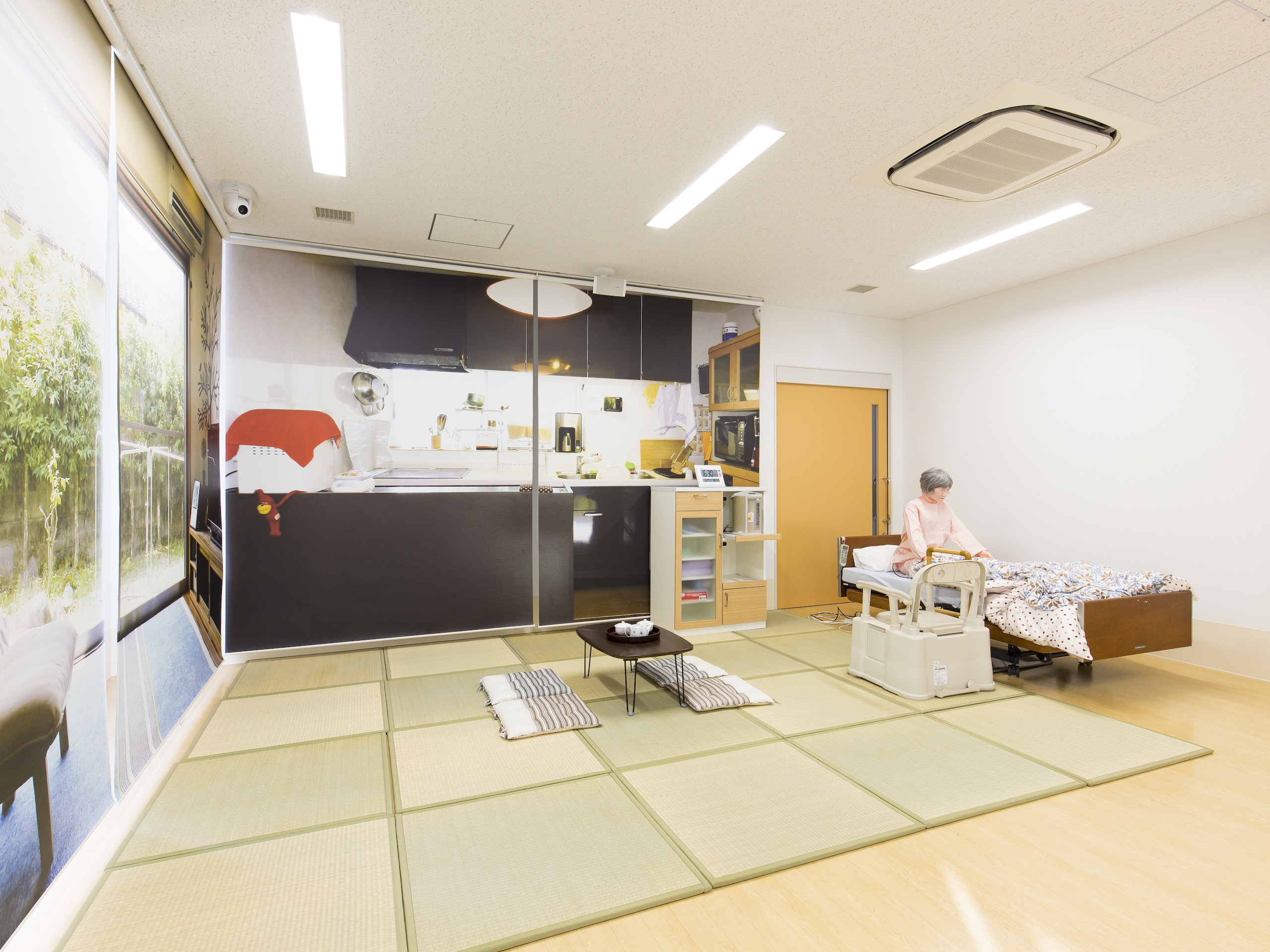 在宅シミュレーションルーム。介護用ベッドや、介護用ポータブルトイレ、畳等を設置し、実際の家を再現しています。