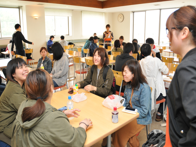 カフェテリア：弁当やパンのほか、カップ麺、アイスクリーム、自動販売機などが配置され、自由に食事ができるスペースです。