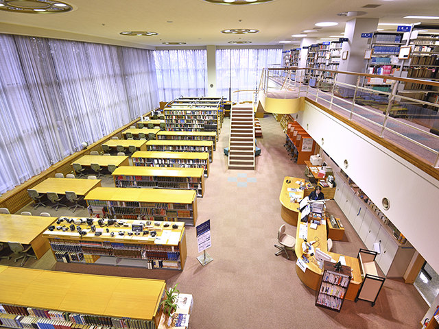 図書館：専門書はもちろん、さまざまなメディアを利用できます。