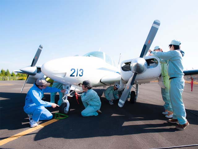 大分県央空港内にある航空宇宙工学科のエクステンションキャンパス。プロペラ機を用いたエンジン運転や整備実習などの現場体験を行います。