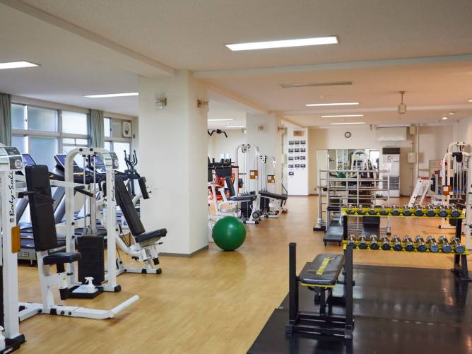大学会館1階にはフィットネスルームがあり、各種フィットネスマシーンを利用することができます。