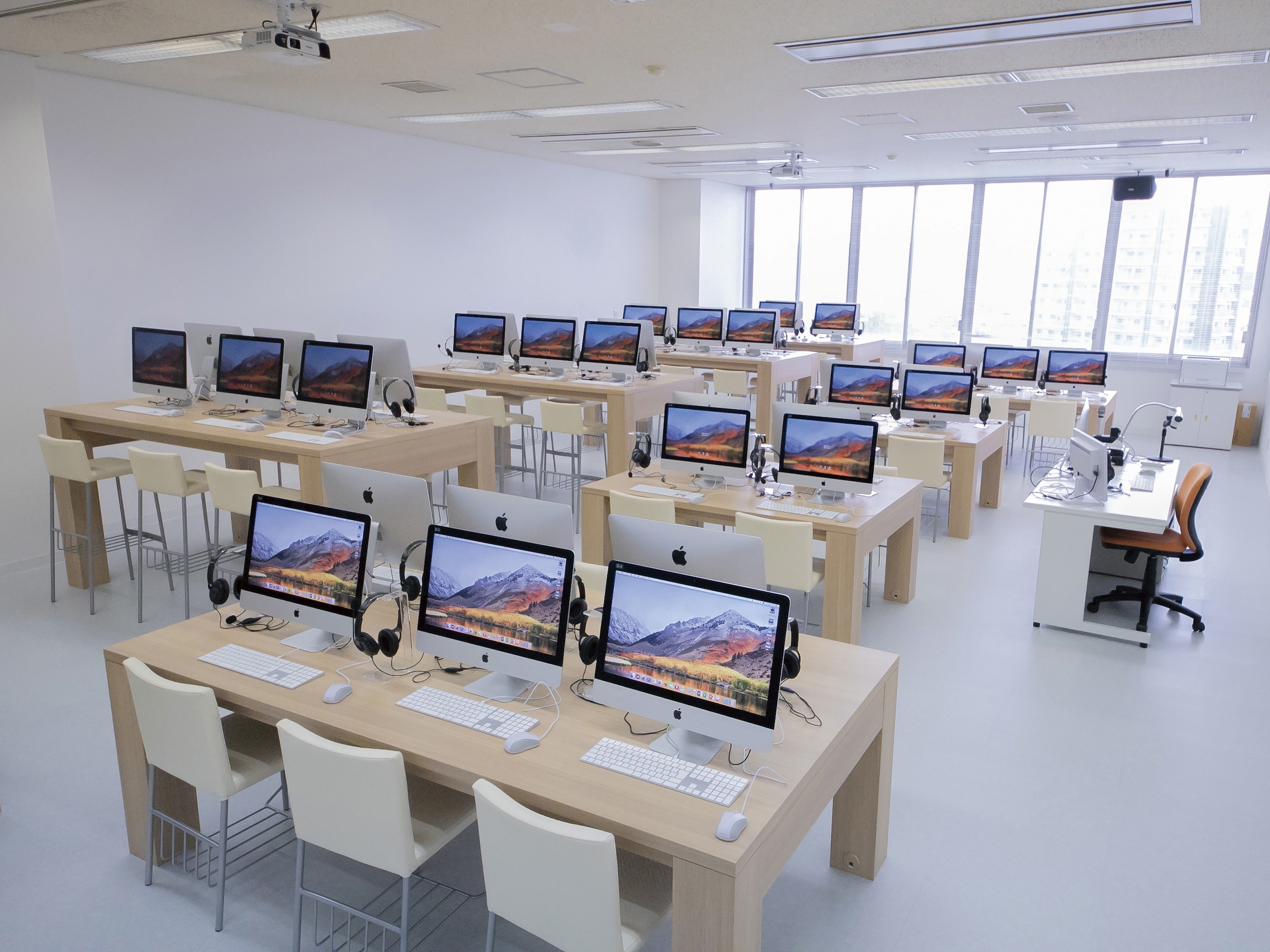 【Mac Room】2機のプロジェクターを使用してパソコンの映像を投影したり、アプリによる1対1のビデオチャットも可能です。