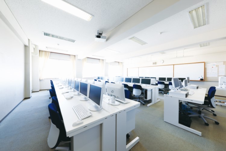 【OA教室】1人1台のコンピュータを使って授業ができる環境が整っています。休憩時間には自由に使うことができます。
