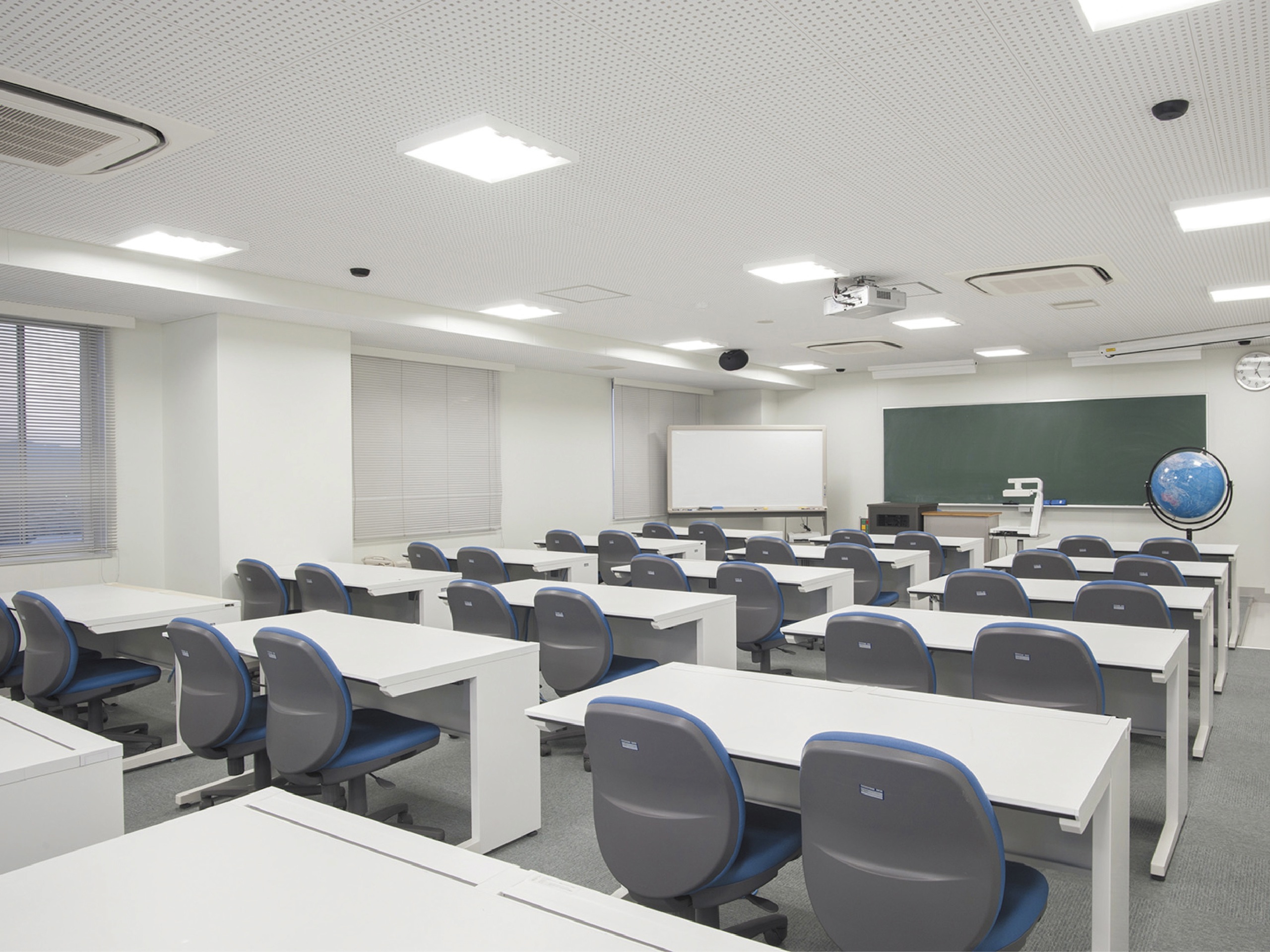 【都城キャンパス(本館)】教科教育演習室。小学校の授業で使用する各種教材や最新の情報機器を完備。板書の仕方など教育実習に向けての準備を行います。