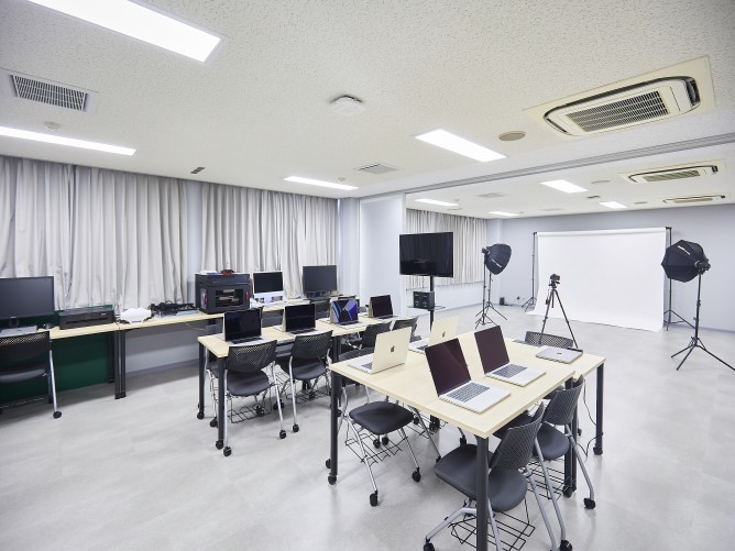【DLBスタジオ】写真や動画などに必要な機材や撮影ブースを設置しており、本格的な撮影の技術を学ぶことできます。