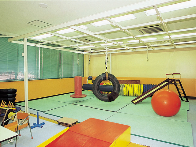【小倉南区キャンパス】発達障害実習室。乳幼児を対象とした動きの検査法を学ぶ教室です。子どもたちの発達を効果的に促すレクリエーションを考案する授業も行います。