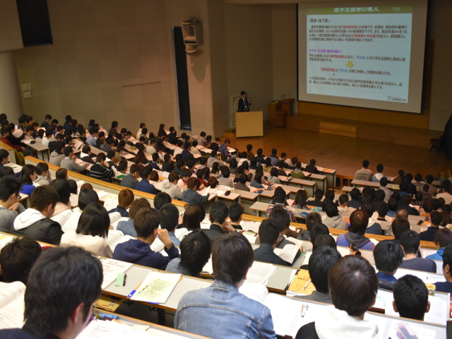 森口記念館：映像・音響設備が整った500名収容のホール。各種イベントや講義に使用します。