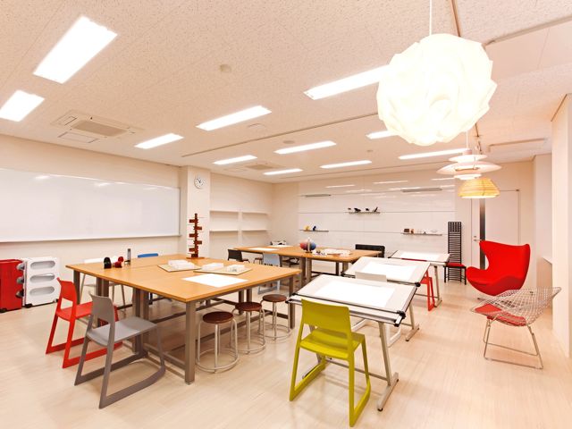 【インテリアデザインLab】インテリアや住居の実習を行う教室。作品課題に取り組めるよう、製図スペースや作業スペースが充実しています。