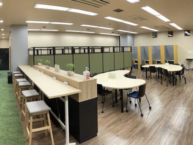 個室も兼ね備えたStudy Roomでは試験勉強などでの個人利用のほか仲間とのミーティングやグループワークなど自由な使い方ができるスペースです。
