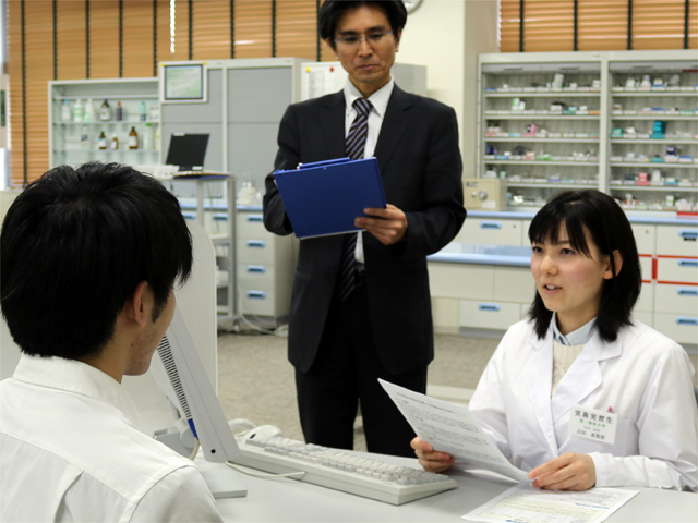 【模擬保険薬局】電子薬歴・レセプトシステムを活用して患者との接遇、調剤、医薬品の最新情報の検索などを修得します。