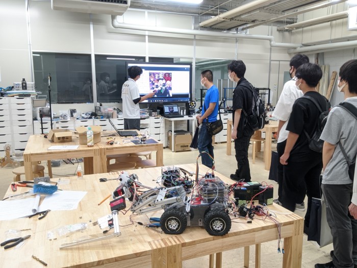 こちらの「機械工学科共通実験室」は、ロボットの組立・動作制御のプログラミングを始め、機械工学科の様々な分野を学べる設備がそろう大実験室です!