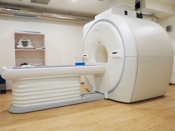 本学では病院で実際に使用されている装置を実験実習に導入し、より高度な実験実習を実現しています。（MR装置）