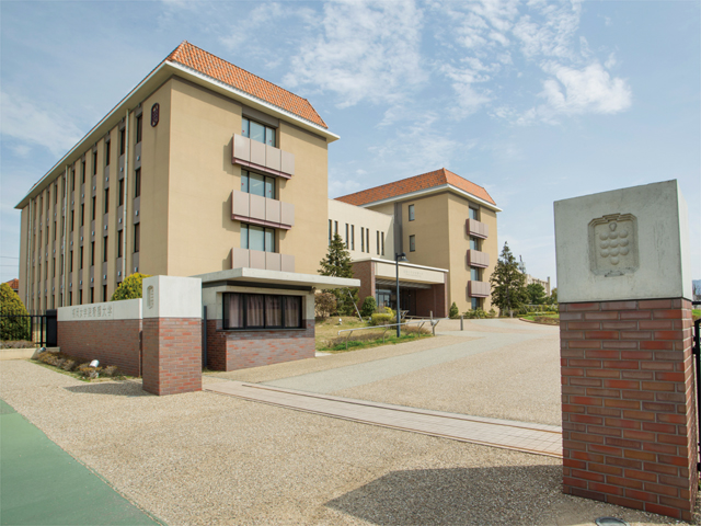 広々とした敷地内に、玄関にロータリー、中心に中庭を設けた学び舎が建ちます。