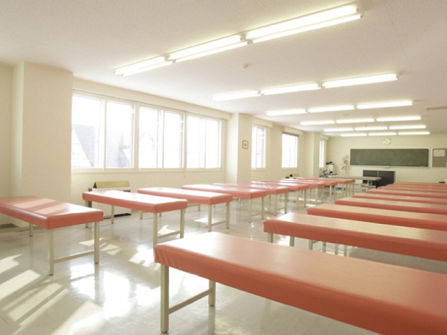治療室:検査手技や測定、物理療法、運動療法などの実技演習を行います
