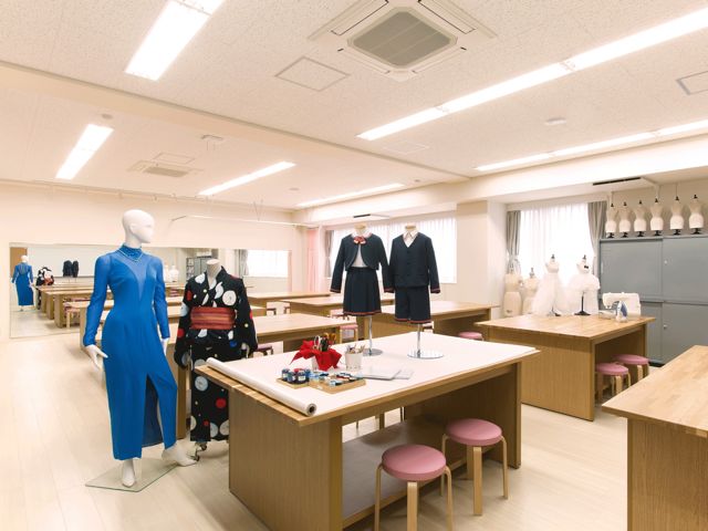 【ファッションデザインLab】和裁から洋裁までさまざまなファッションに関する制作実習に取り組むための教室。制作に対応した設備も整っています。