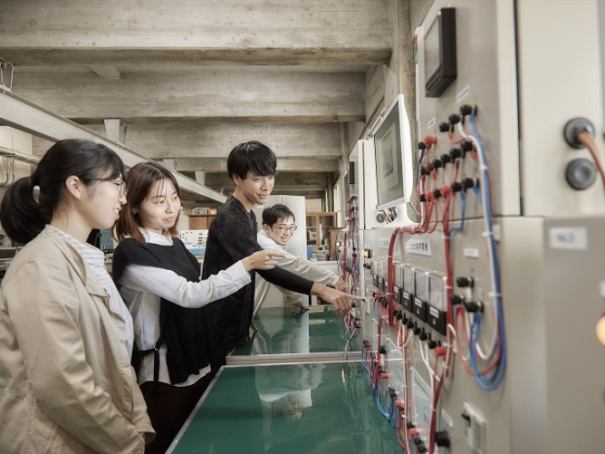 「マイクログリッド実験室」は、電気電子工学科の実験設備です。電気がどのように発生し、家庭へ運ばれ、どう使われるのかを見ることができる、本学随一の実験設備です！