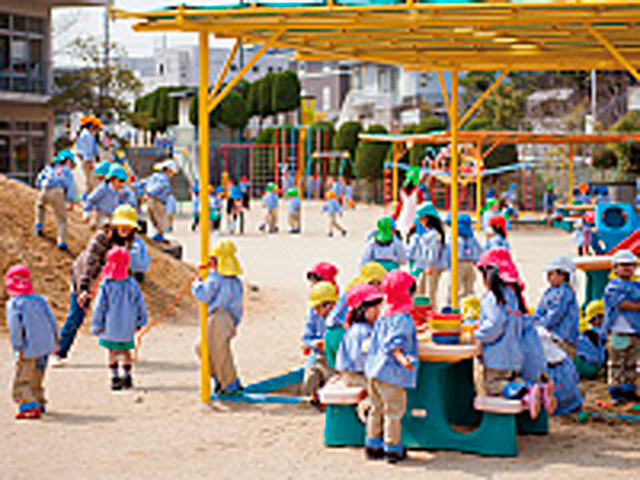 附属幼稚園：子どもたちと学生が触れ合い、保育科の１年生が初めて実習する場所です