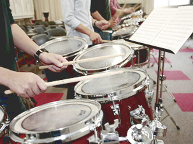 【音楽室】さまざまな楽器を使って、子どもが接する音楽を学びます。実際に演奏もするので楽しいですよ!