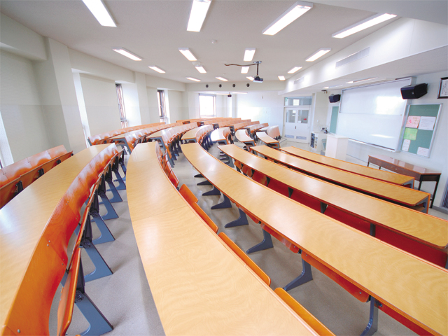 【小倉北区キャンパス】講義室。講義中はすべての学生から教員の顔が見えるように階段状の設計になっています。学生と教員とのコミュニケーションを重視しています。