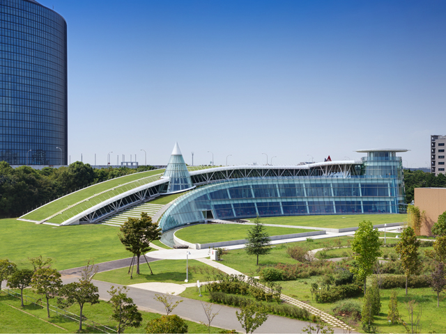 7号館。図書館、疑似留学空間「MULC(マルク）=Multilingual Communication Center」を備える。