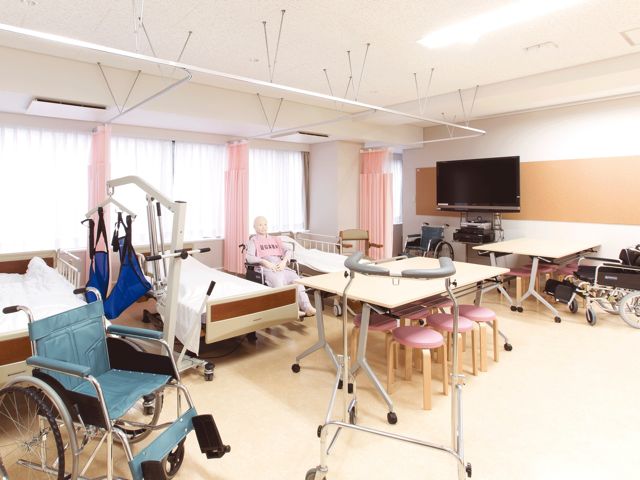 【ソーシャルワークLab】福祉の現場を想定した設備を完備。演習でグループワークがおこなえるようなスペースも充実しています。