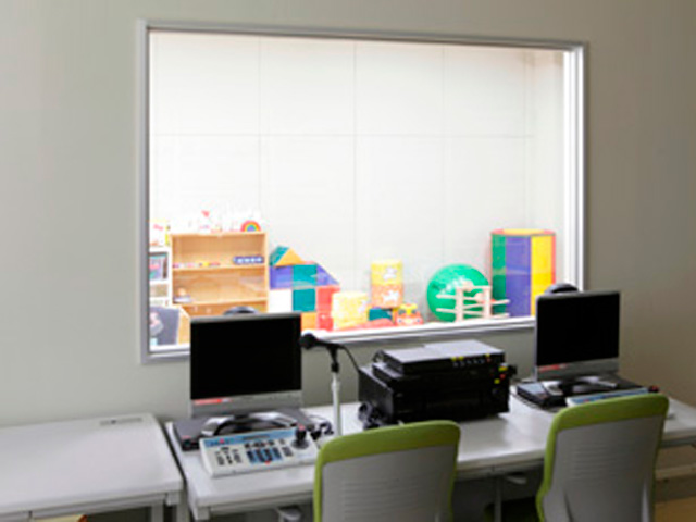 行動観察室：行動観察室から、子どもの行動全体を観察できます