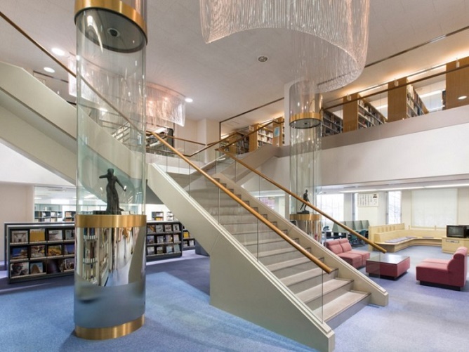 図書情報館ロビー