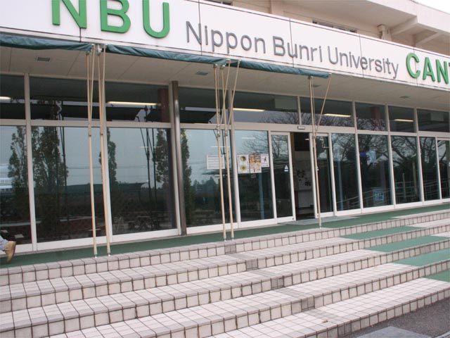 学生食堂・売店・セールスセンター。売店では講義に使う教材や文具からスナック菓子まで買うことができます。セールスセンターでは自動車学校や引越の手配なども行えます。