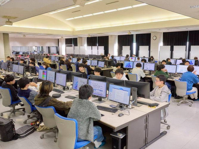 「情報処理演習室」は、本学の情報処理工学科が使用する大演習室です。 約80台のパソコンが並び、普段の講義はもちろん、課題レポート作成などに利用することもできます！