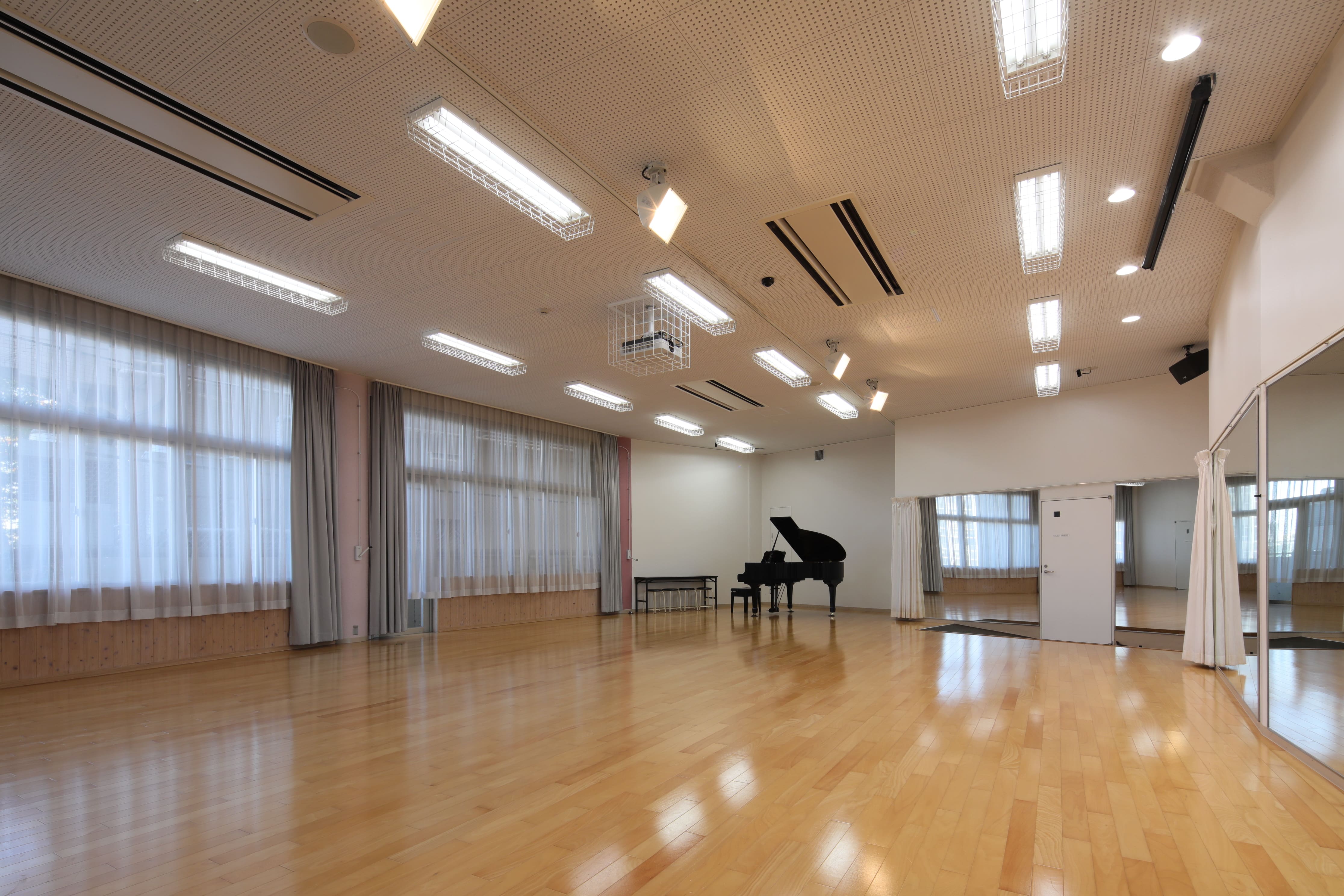 リズム実習室：教育学部の学生がおもに手遊びや紙芝居、ボール遊びなど、幼児保育、初等教育における「表現力の養成」の授業を行う場所です