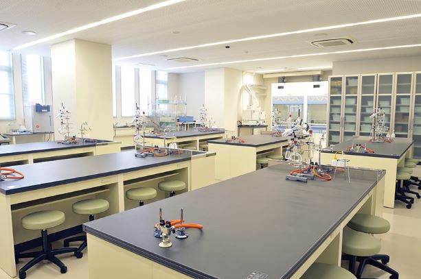 【理化学実験室（健康栄養学科）】食品の成分分析や栄養素の働きを調べるなど、理化学的な実験ができる部屋。