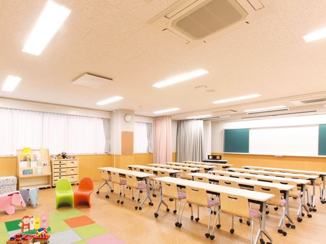 【保育実習室】保育士養成課程の学生が実習を行う教室。造形実習・音楽実習に対応した設備が充実しています。