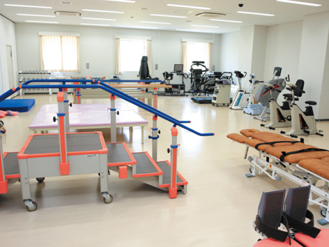 【理学療法実習室】実際の医療現場からの声が活かされた実習器具が充実しています。