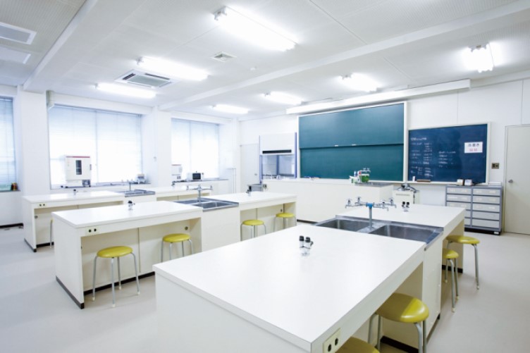 【食品学実験室】実験器具や分析装置などを用いて食品を科学的に分析することで、講義で学んだ食品学への理解を深めます。