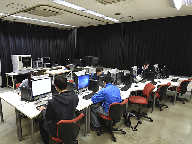 メディアラボ：撮影や画像編集など、制作の場として、自由に利用可能です。