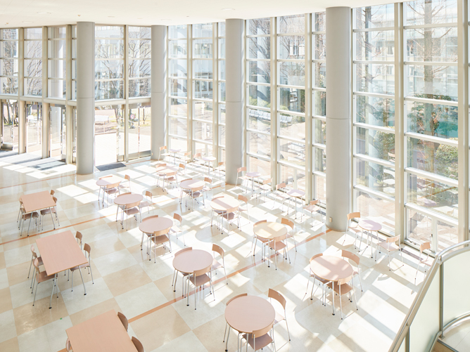 学生ホール：空き時間にお弁当を食べたり、友達と自習をしたり自由にすごせます。