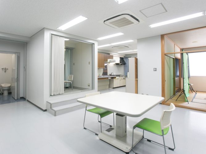 ADL室：家事に必要な台所設備や洗濯機・掃除機といった家電等を設置し、実際の生活に近い日常生活動作の訓練を行うことができます。