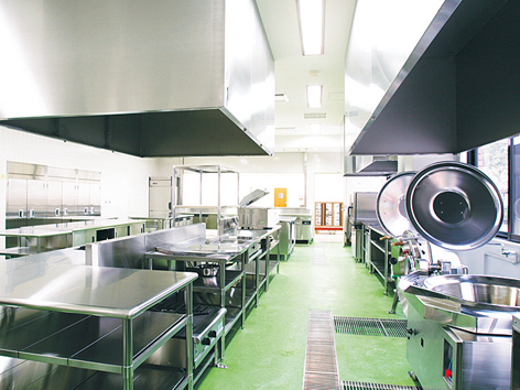 給食の経営管理について学ぶ実習室。国際的な食品の安全・衛生管理システム(HACCP)の基準に適合した設備と機材が整います。