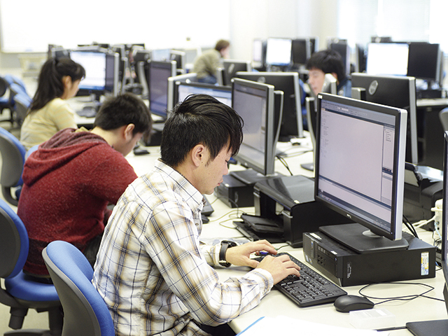 コンピュータ演習室（Win）：最新のソフトを導入し、快適な制作活動ができます。